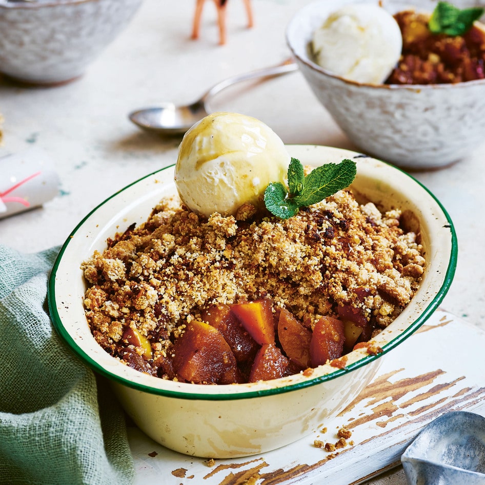 Cinnamon-Spiced Vegan Apple Crumble À La Mode