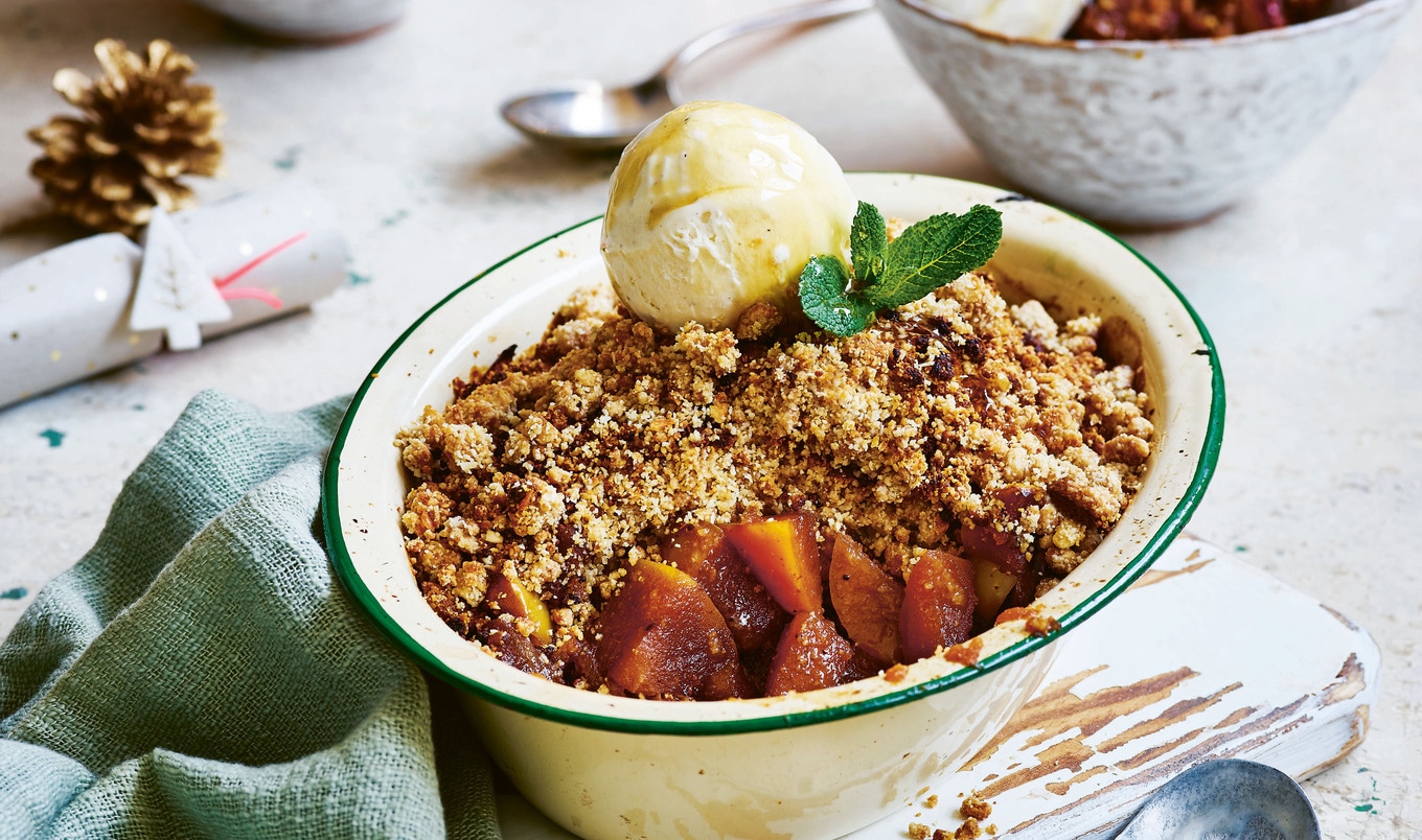 Cinnamon-Spiced Vegan Apple Crumble À La Mode