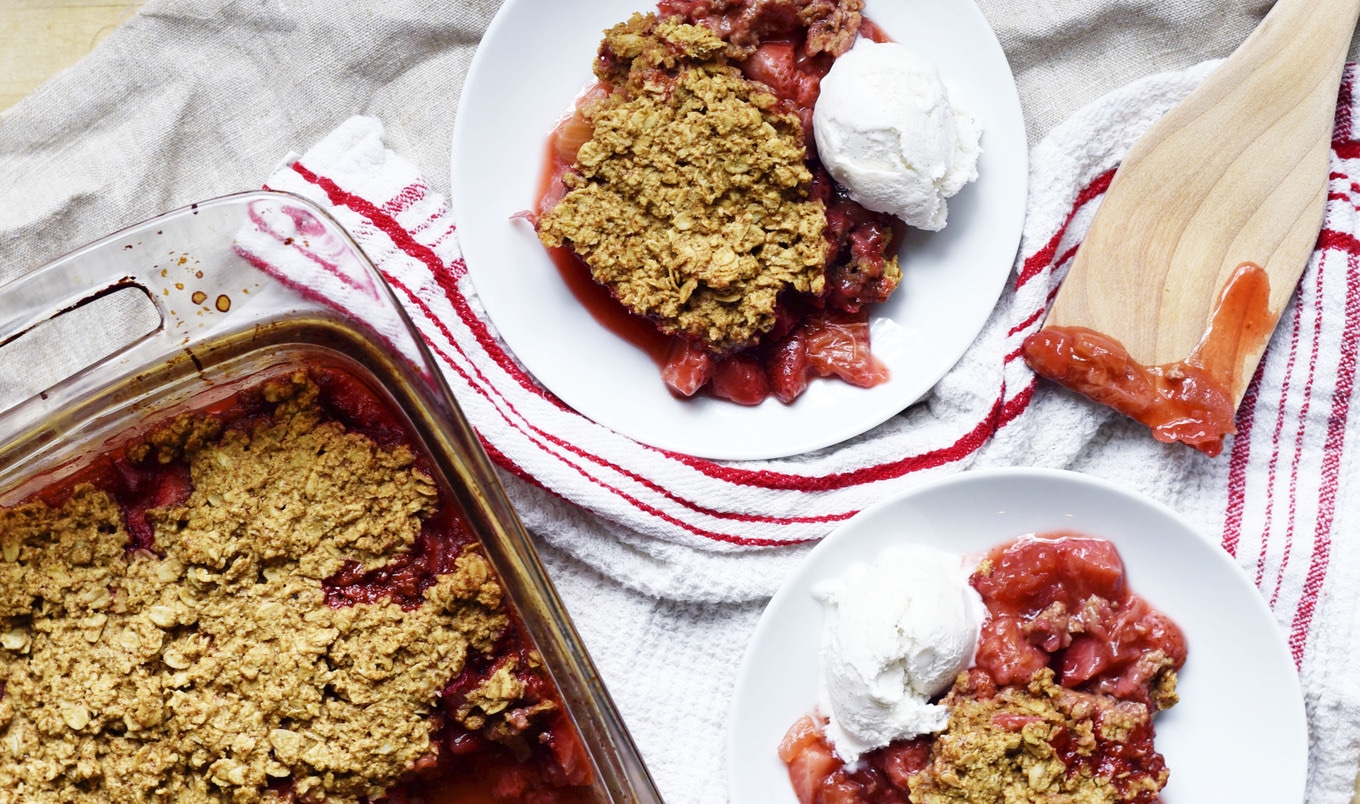 Tangy-Sweet Vegan Strawberry Rhubarb Crisp