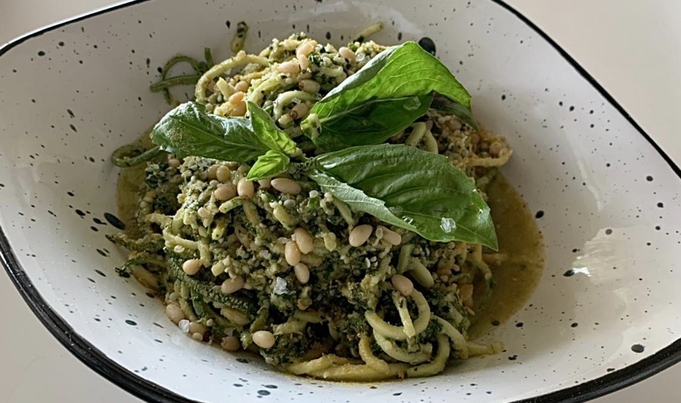 Raw Vegan Zucchini Noodles in Cashew Pesto