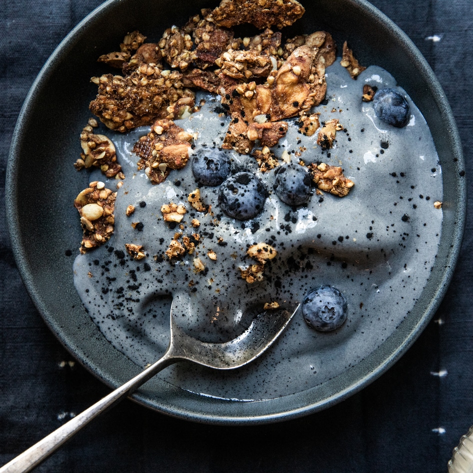 Vanilla Smoothie Bowl With Activated Charcoal