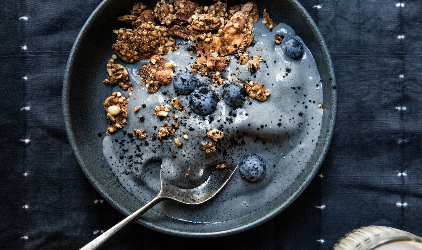 Vanilla Smoothie Bowl With Activated Charcoal