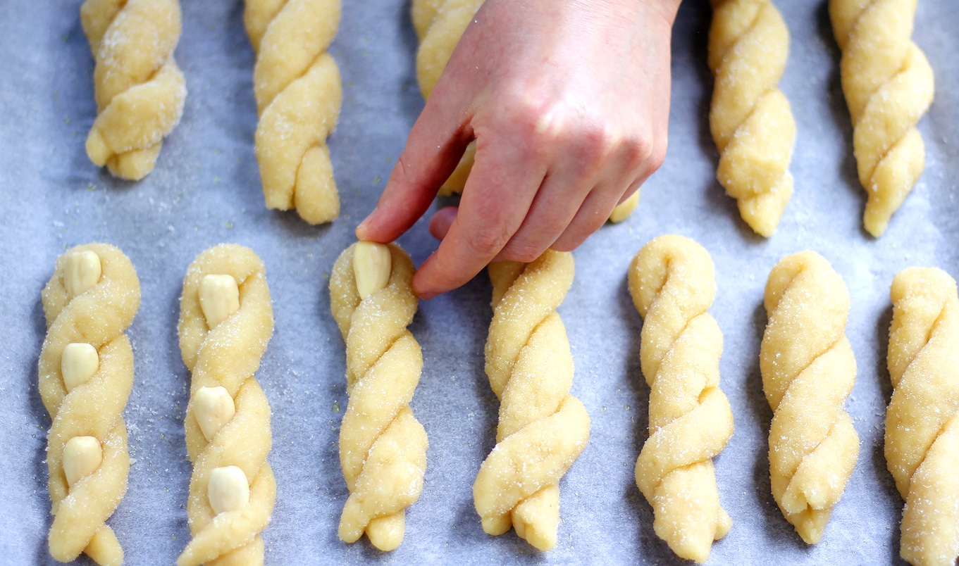 Buttery Sweet Vegan Italian Almond Twist Biscuits&nbsp;