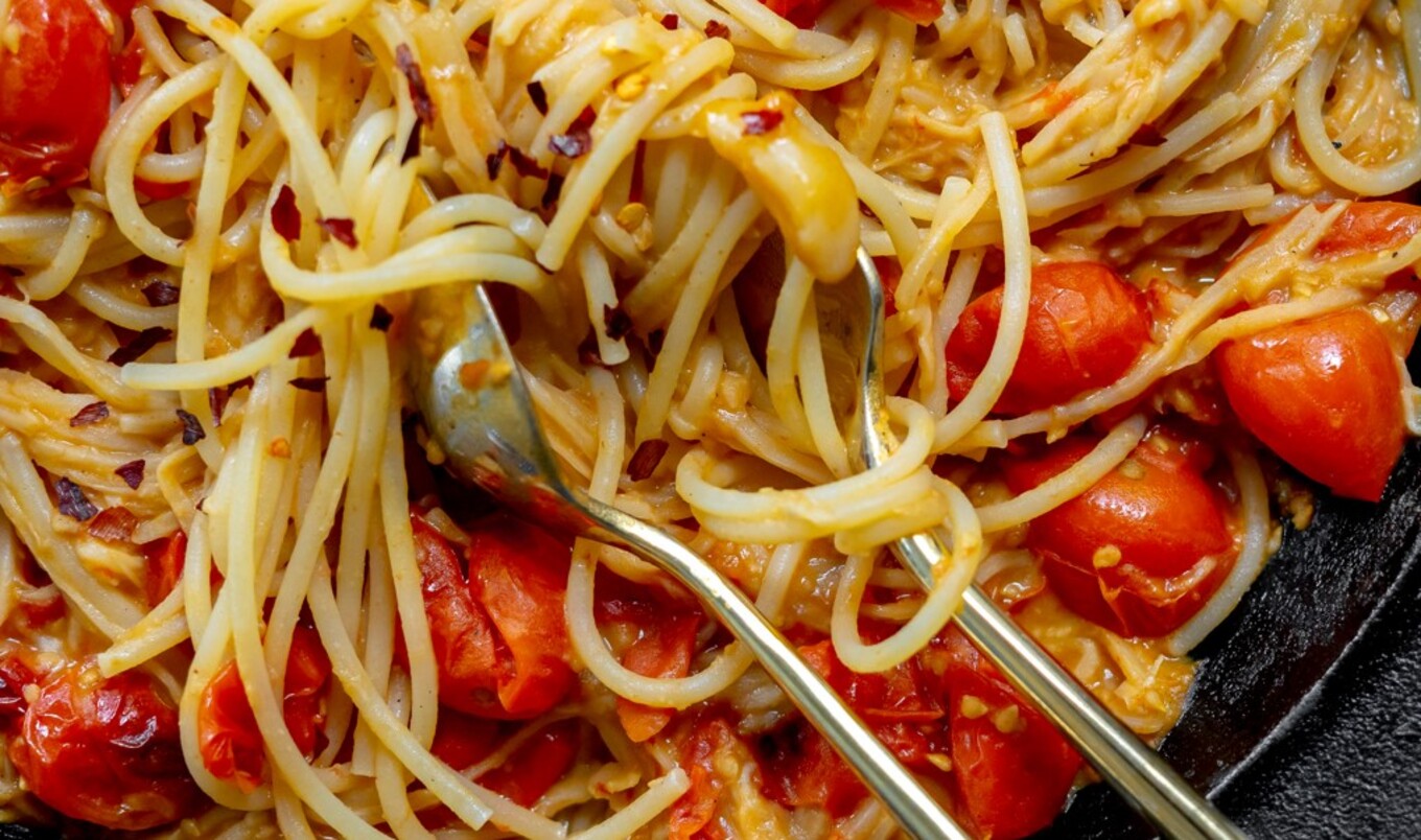 Simple, Creamy Vegan Tomato Hummus Pasta