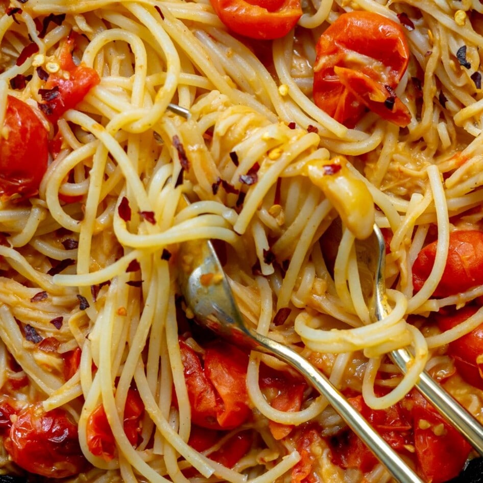 Simple, Creamy Vegan Tomato Hummus Pasta