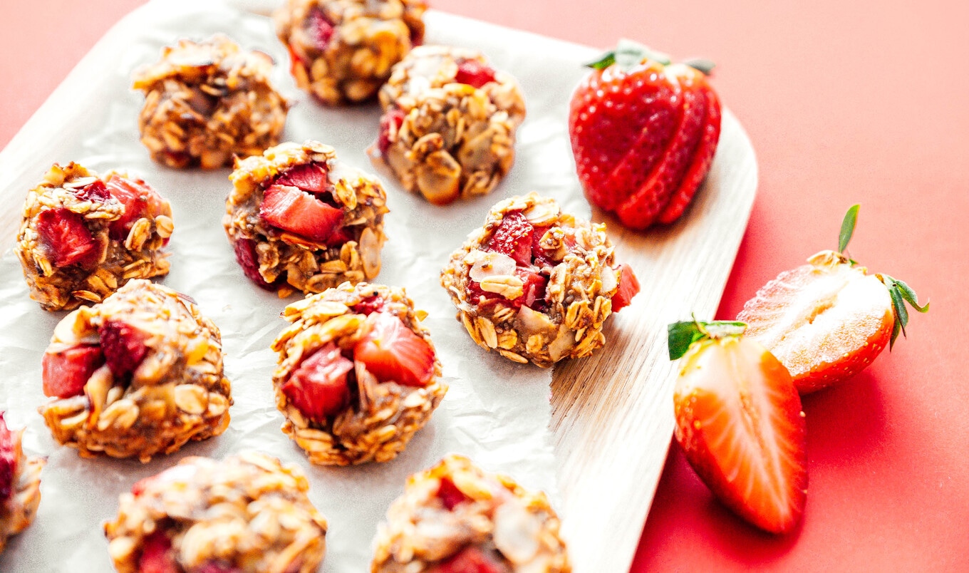 Healthy Vegan Strawberry Chia Oat Bites