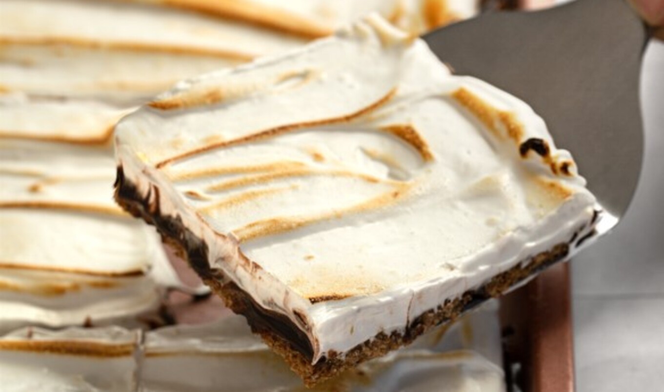 Vegan Indoor S’mores Bars With Toasted Marshmallow Topping