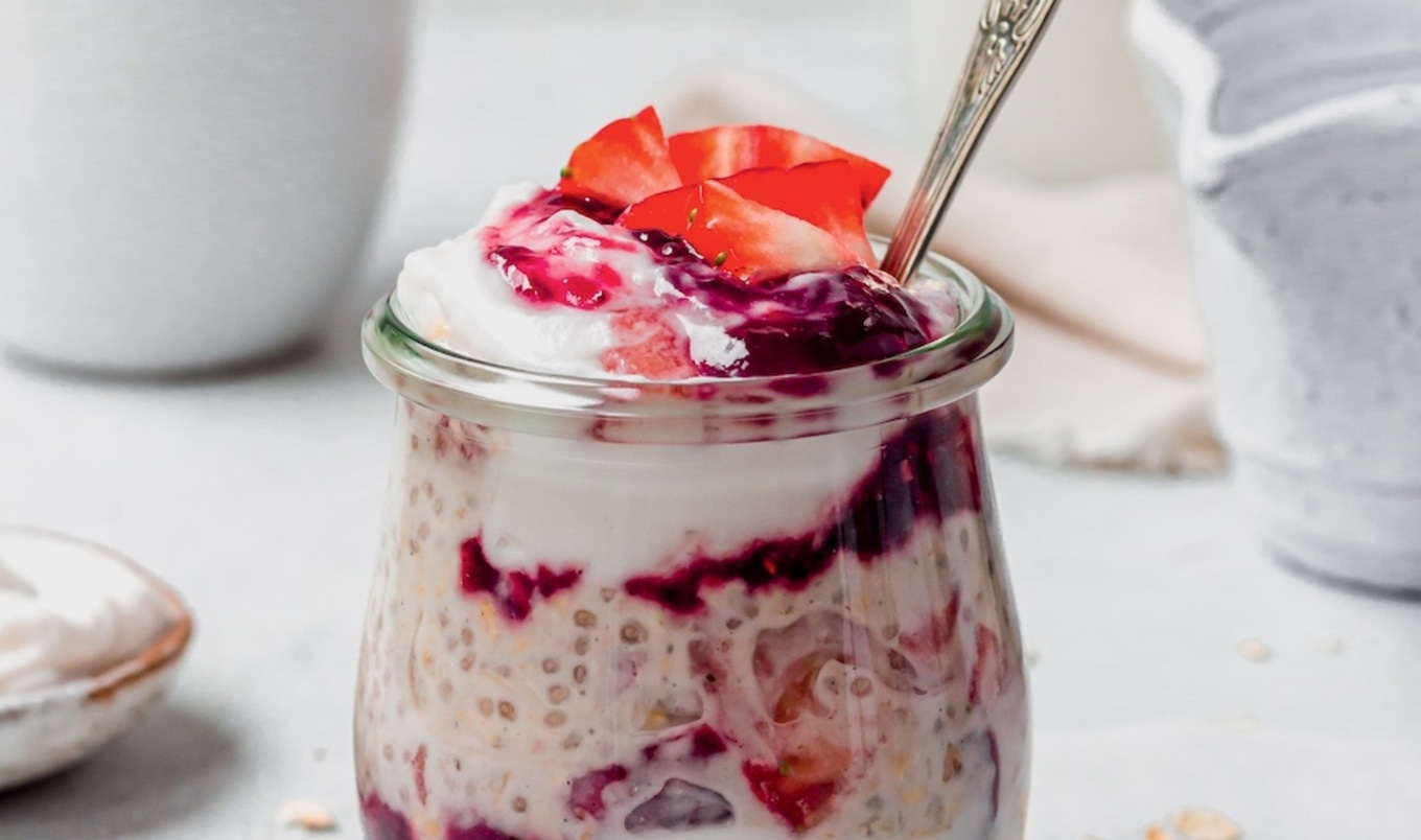 Easy Vegan Strawberries and Cream Overnight Oats