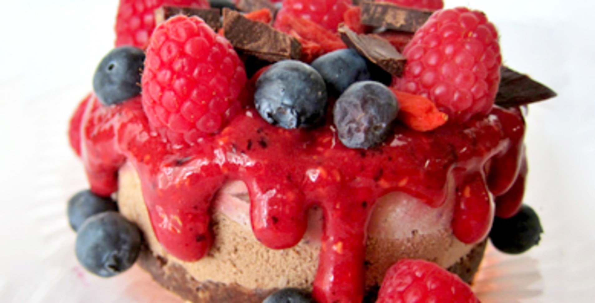 Mini Raw Vegan Berry Cacao Cheesecakes